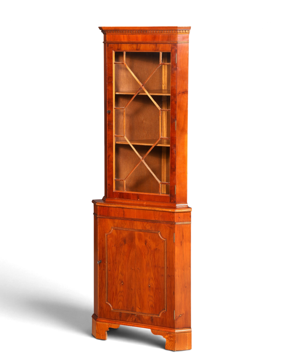 Hauptstadt Möblerei englische Eckvitrine aus Eibenholz mit Sprossenglas und Unterschrank im Vintage-Stil