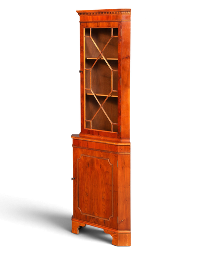 Hauptstadt Möblerei englische Eckvitrine aus Eibe mit verglaster Sprossentür und geschlossener Unterschrank-Basis