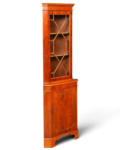 Hauptstadt Möblerei englische Eckvitrine aus Eibenholz mit Sprossenglas und Unterschrank im Vintage-Stil