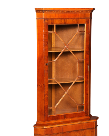 Hauptstadt Möblerei englische Eckvitrine aus Eibenholz mit verglaster Sprossentür im Vintage Stil