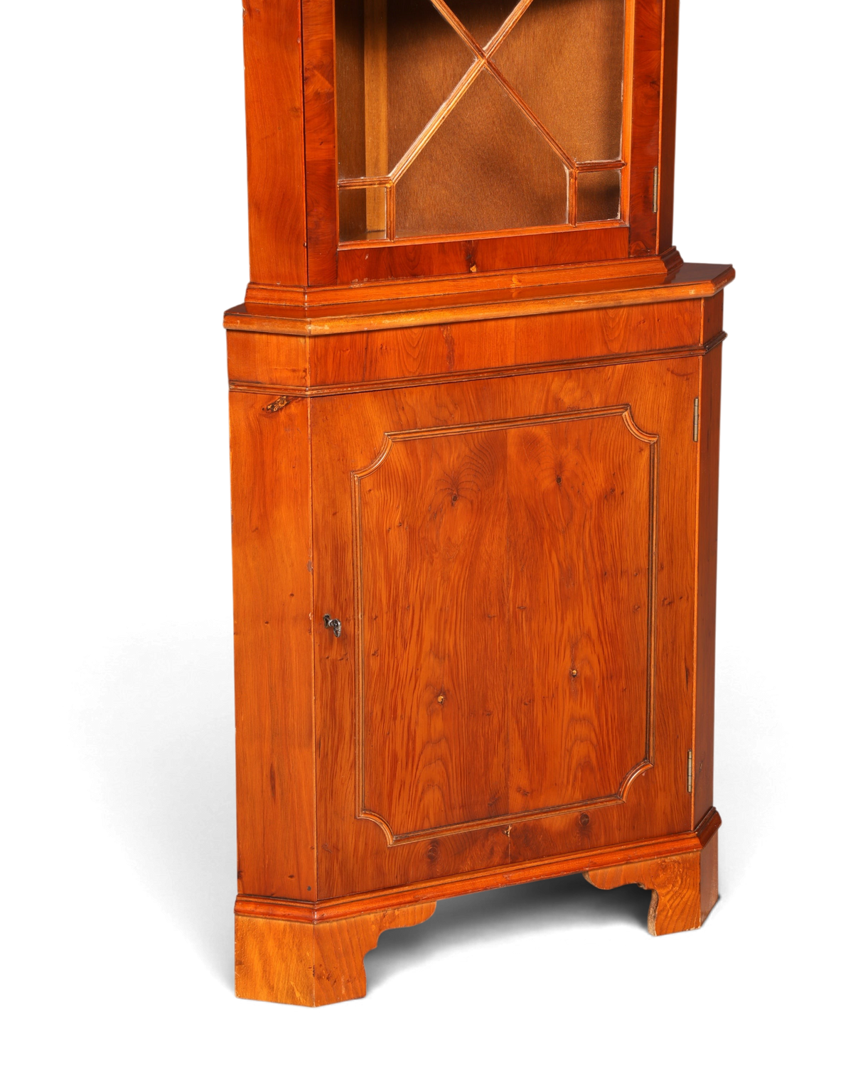 Hauptstadt Möblerei englische Eckvitrine aus Eibenholz mit Sprossentür und geschlossener Unterschrankfront