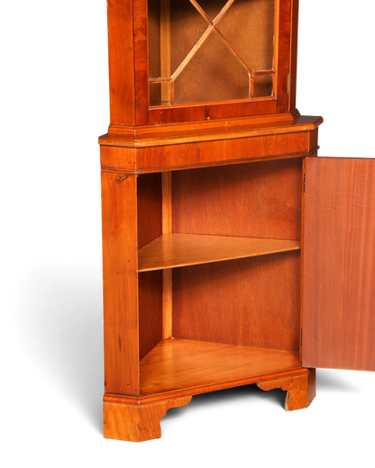 Hauptstadt Möblerei englische Eckvitrine aus Eibenholz mit offener Schranktür und sichtbarem Innenraum