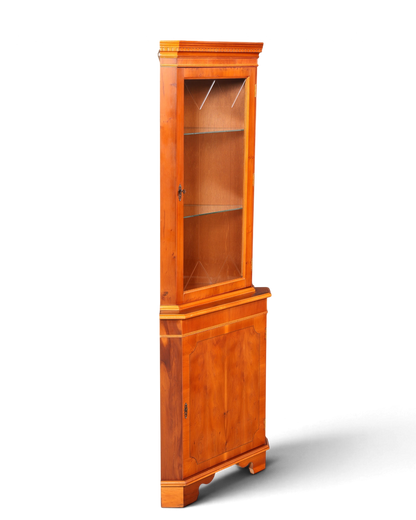Hauptstadt Möblerei englische Eckvitrine aus Eibenholz mit Glasfront, Sprossentür und integrierter Innenbeleuchtung