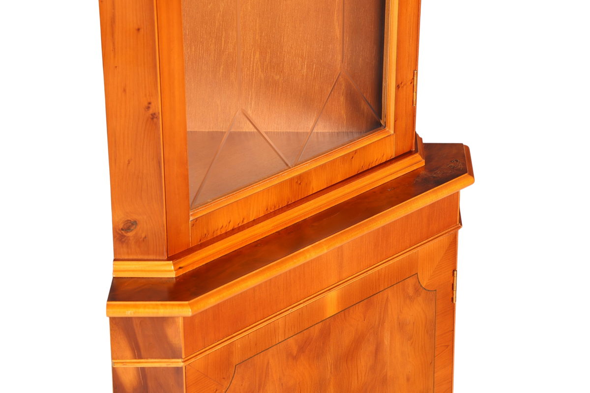Hauptstadt Möblerei englische Eckvitrine aus Eibe mit Sprossentür und warmer Holzmaserung im Vintage Stil