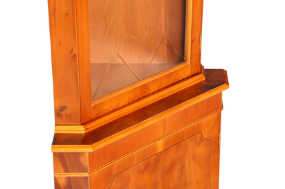 Hauptstadt Möblerei englische Eckvitrine aus Eibe mit Sprossentür und warmer Holzmaserung im Vintage Stil