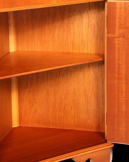 Hauptstadt Möblerei englische Eckvitrine aus Eibenholz mit offenem Unterschrank und warmer Holzmaserung
