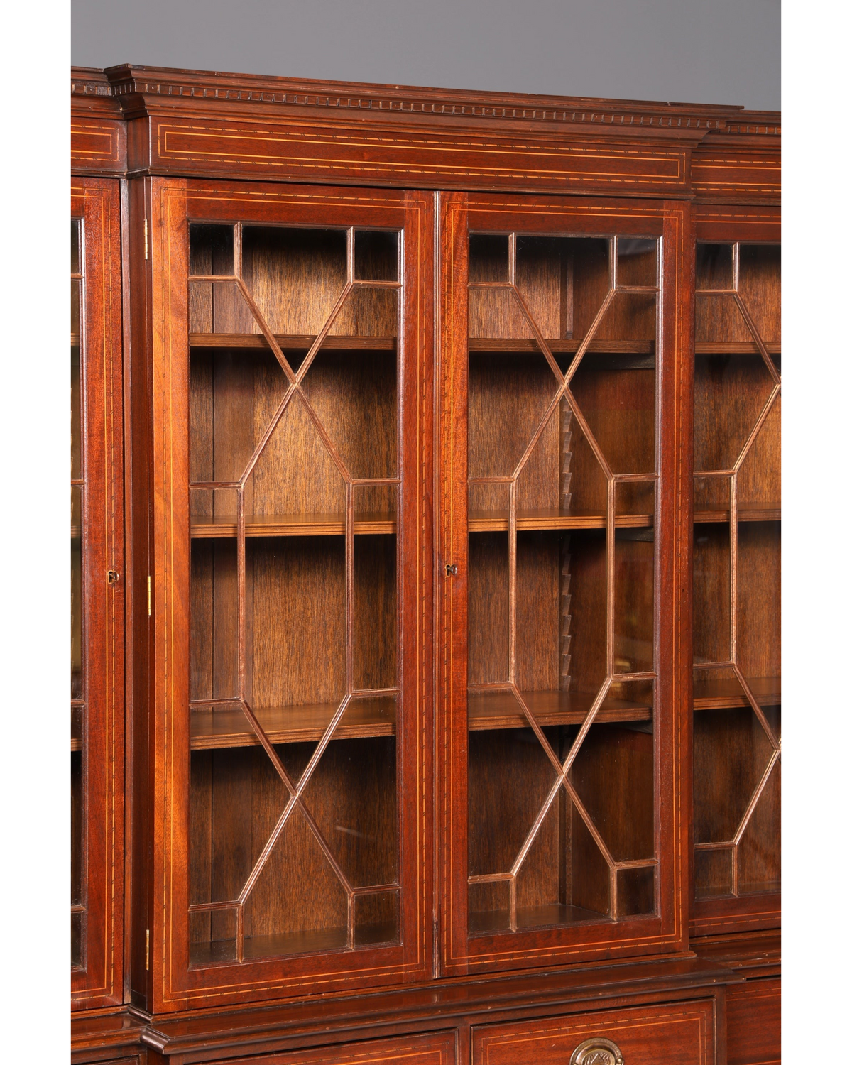 Hauptstadt Möblerei englische Mahagoni Vitrine mit Sprossentüren und feiner Intarsienarbeit im antiken Stil