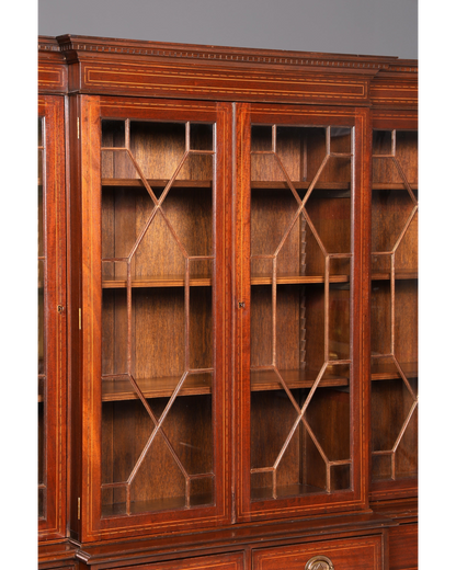 Hauptstadt Möblerei englische Mahagoni Vitrine mit Sprossentüren und feiner Intarsienarbeit im antiken Stil