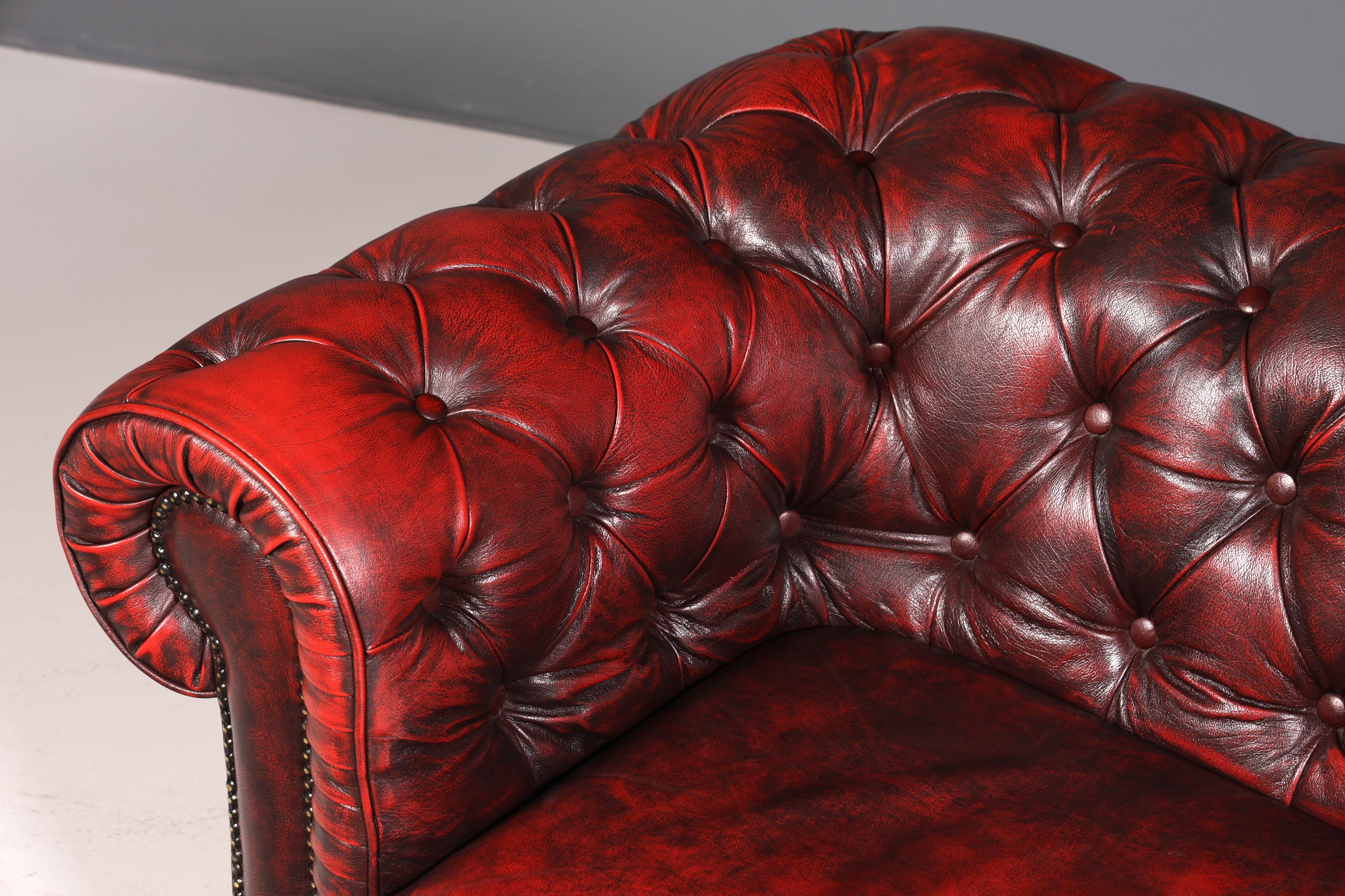 Wunderschönes Original Chesterfield 2er Sofa Englisch Oxblood Leder 2- Sitzer Couch 1 von 2