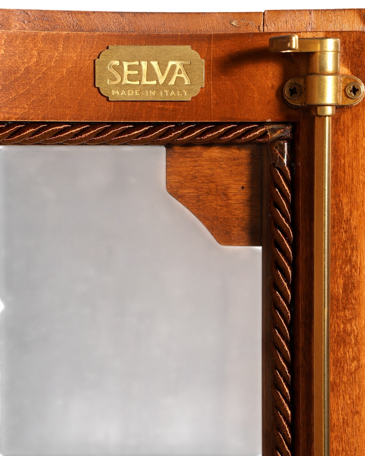 Hauptstadt Möblerei Selva Eckvitrine aus Massivholz mit Messing-Markenplakette und dekorativem Kordel-Rahmen
