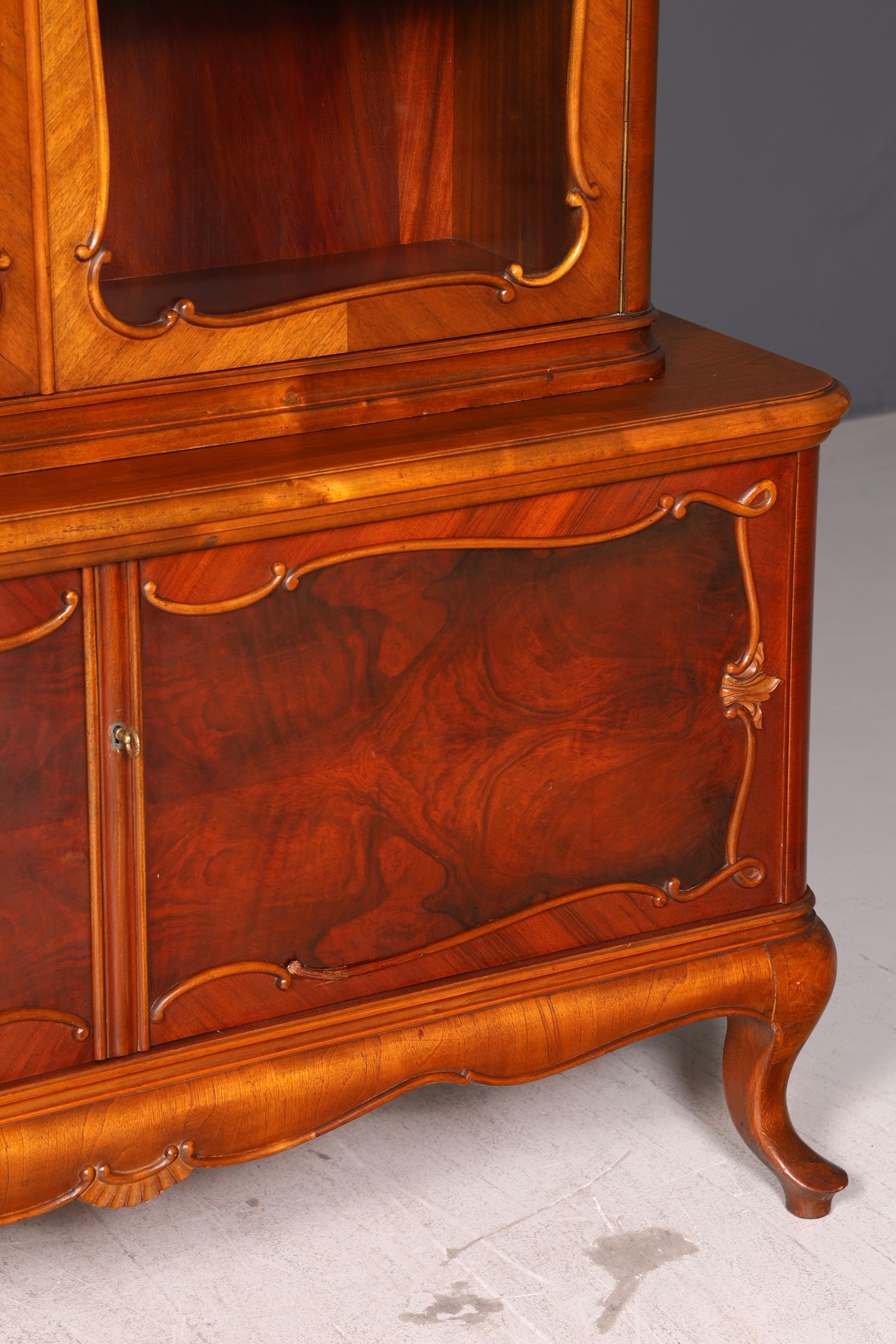 Wunderschöne Chippendale Vitrine im Barock Stil Nussbaum Bücherschrank Glasvitrine Buffet Antik Vintage