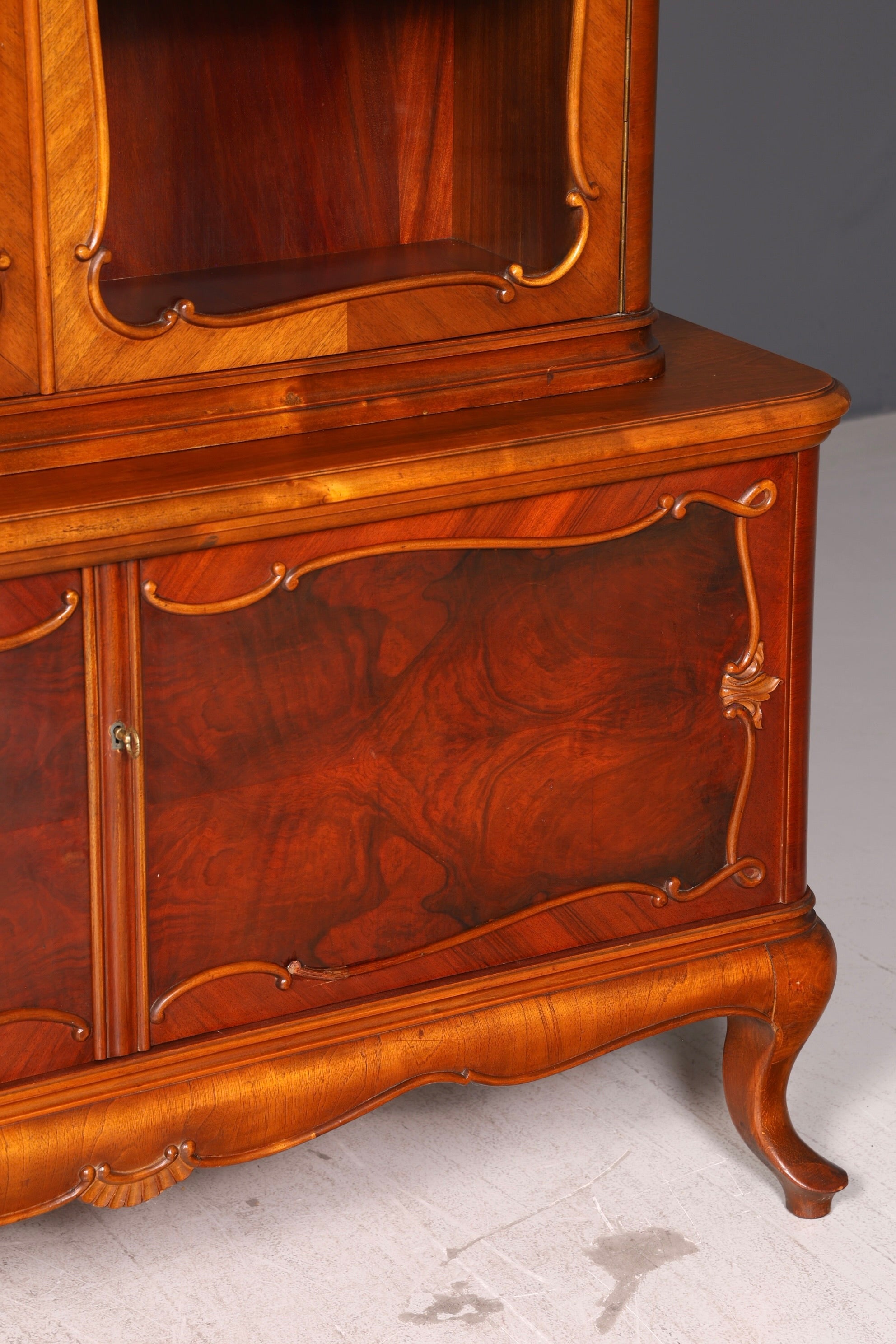 Wunderschöne Chippendale Vitrine im Barock Stil Nussbaum Bücherschrank Glasvitrine Buffet Antik Vintage