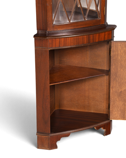 Hauptstadt Möblerei englische Eckvitrine aus Mahagoni mit offener Tür und Einlegeboden im Vintage Stil