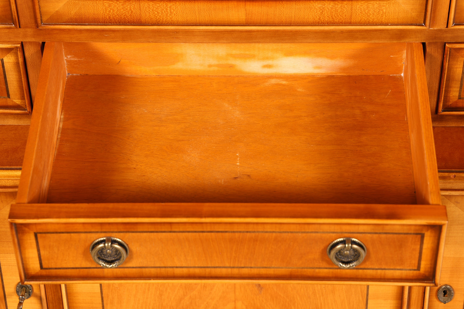 G720 Finish cm Wunderschöne Englische Vitrine Bücherschrank Buffet Antik Stil Englisch Eibe Glasvitrine Bibliothek (Kopie)