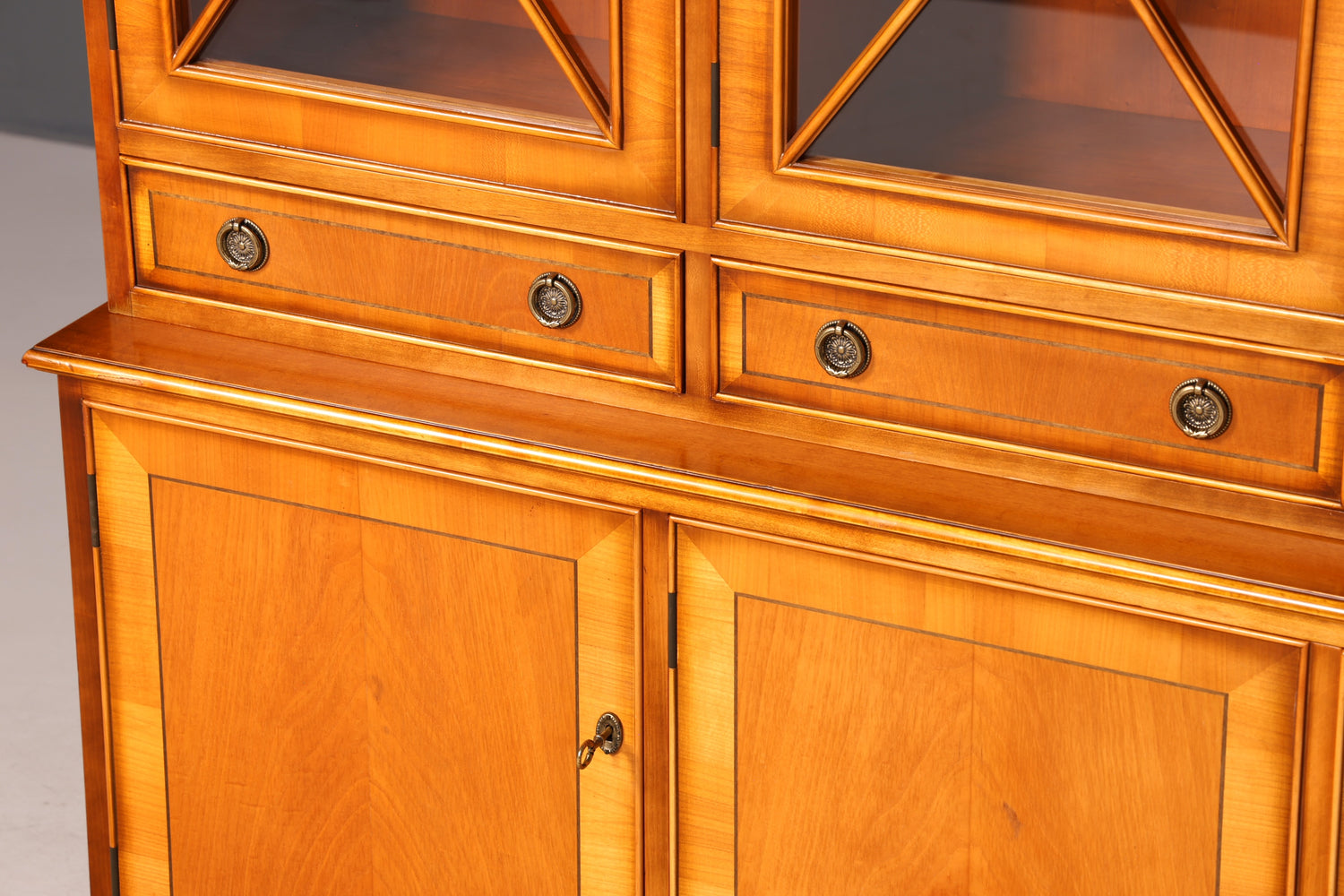 G720 Finish cm Wunderschöne Englische Vitrine Bücherschrank Buffet Antik Stil Englisch Eibe Glasvitrine Bibliothek (Kopie)