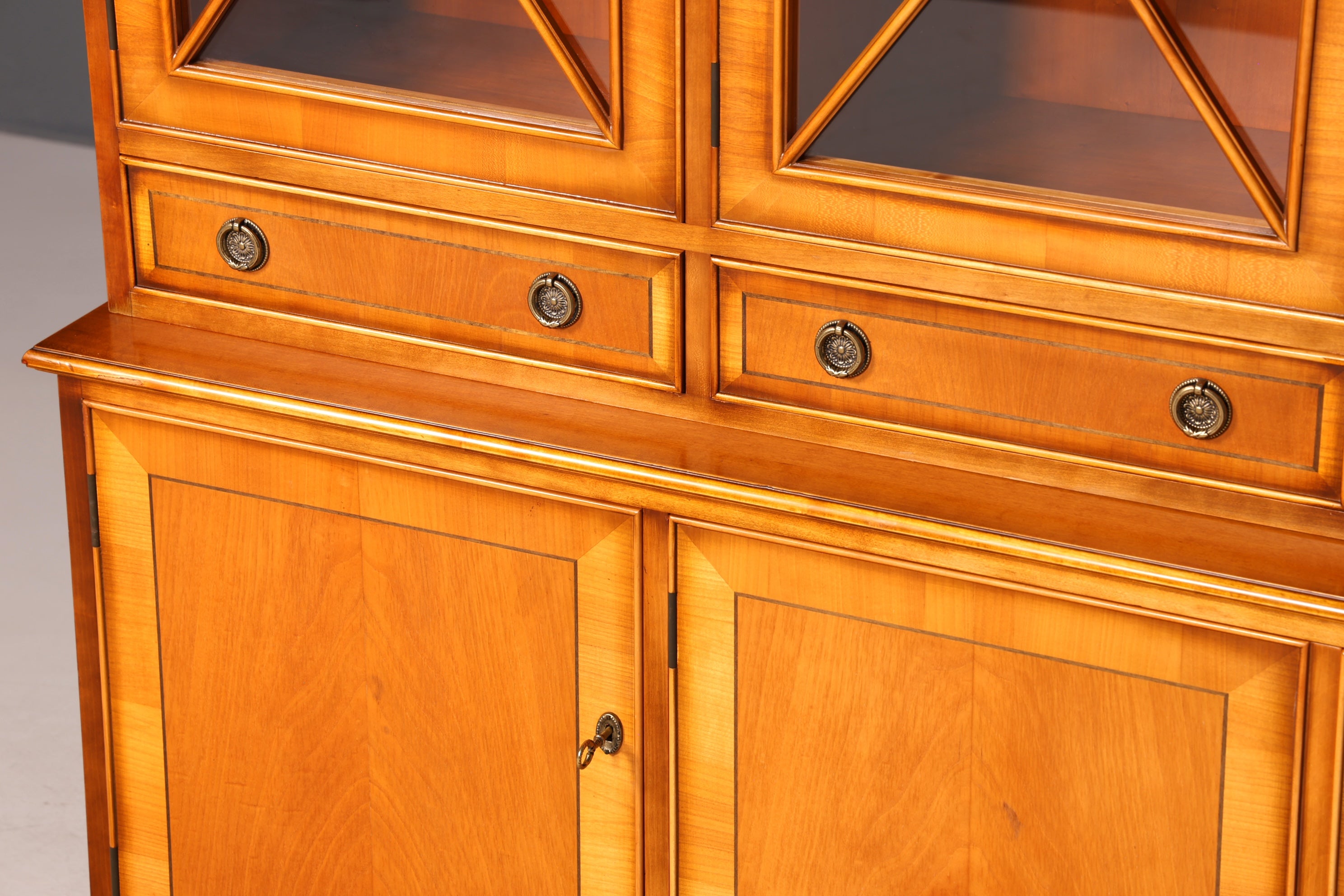 G720 Finish cm Wunderschöne Englische Vitrine Bücherschrank Buffet Antik Stil Englisch Eibe Glasvitrine Bibliothek (Kopie)