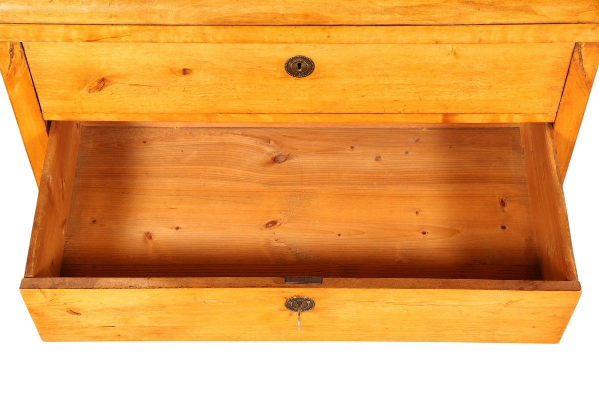 Hauptstadt Möblerei Biedermeier Kommode aus hellem Birkenholz mit offener Schublade und antikem Schlüssel