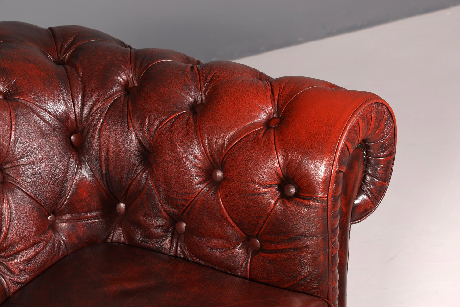 G074 Finish Wunderschönes Original Chesterfield 2er Sofa Englisch Oxblood Leder 2- Sitzer Couch