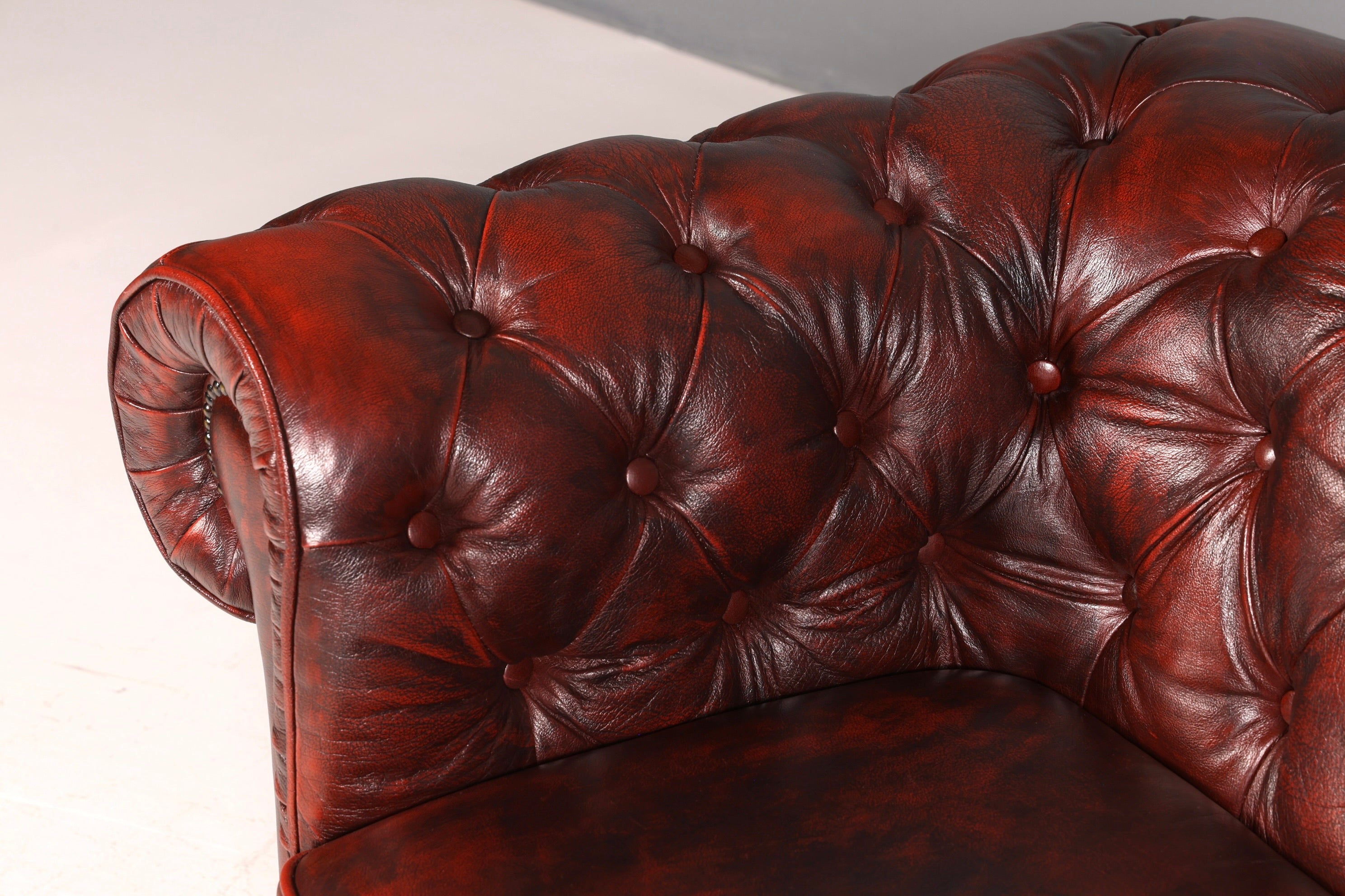G074 Finish Wunderschönes Original Chesterfield 2er Sofa Englisch Oxblood Leder 2- Sitzer Couch