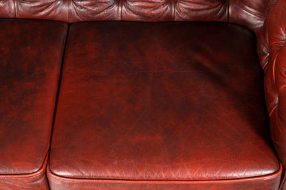 G074 Finish Wunderschönes Original Chesterfield 2er Sofa Englisch Oxblood Leder 2- Sitzer Couch