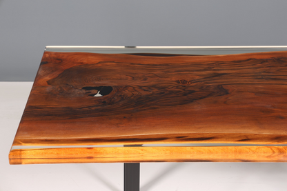Hauptstadt Möblerei Epoxidharz Esstisch aus massivem Nussbaumholz mit natürlicher Maserung und River-Table-Design