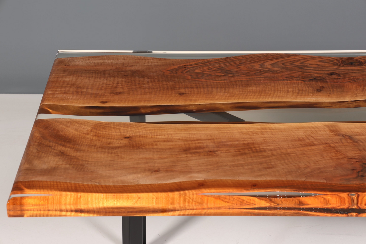 Hauptstadt Möblerei River Table aus massivem Nussbaumholz mit Epoxidharz und natürlicher Maserung