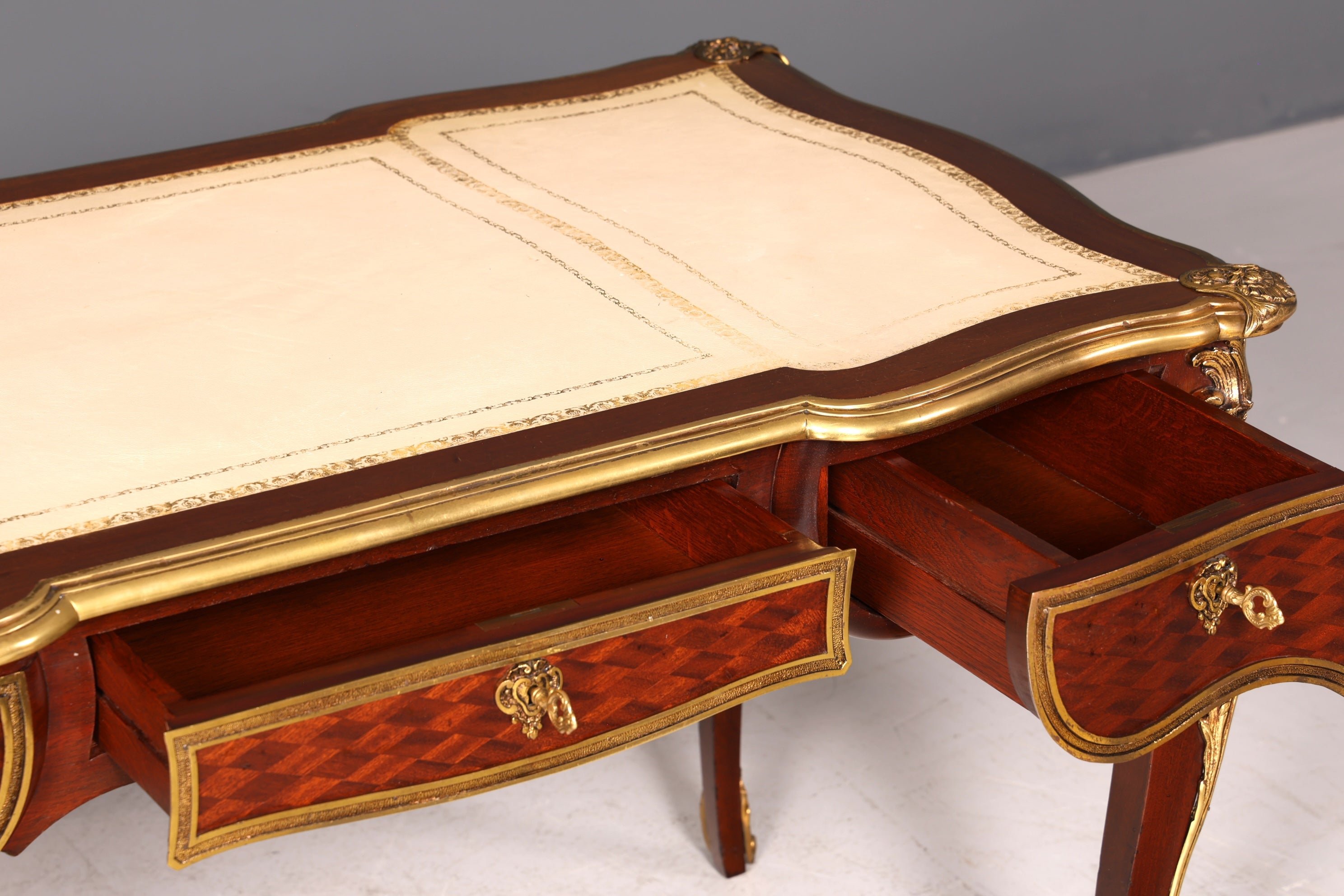 G078 Finish - Louis XV Barock Schreibtisch usw. Messing Zarge, Preis muss ich noch recherchieren