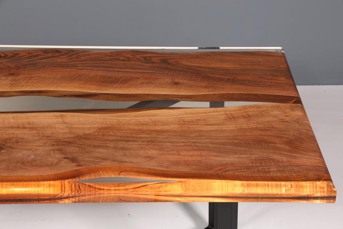 Hauptstadt Möblerei Esstisch aus massivem Nussbaumholz mit transparentem Epoxidharz River Table Design