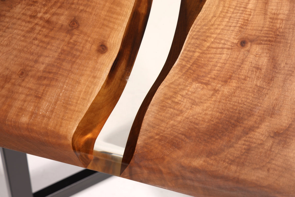 Hauptstadt Möblerei River Table aus massivem Nussbaumholz mit transparentem Epoxidharz und natürlicher Maserung