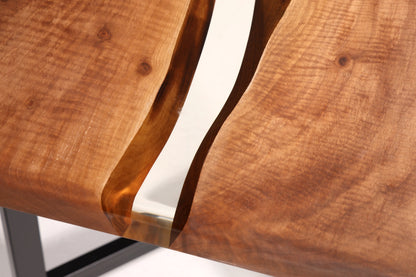 Hauptstadt Möblerei River Table aus massivem Nussbaumholz mit transparentem Epoxidharz und natürlicher Maserung