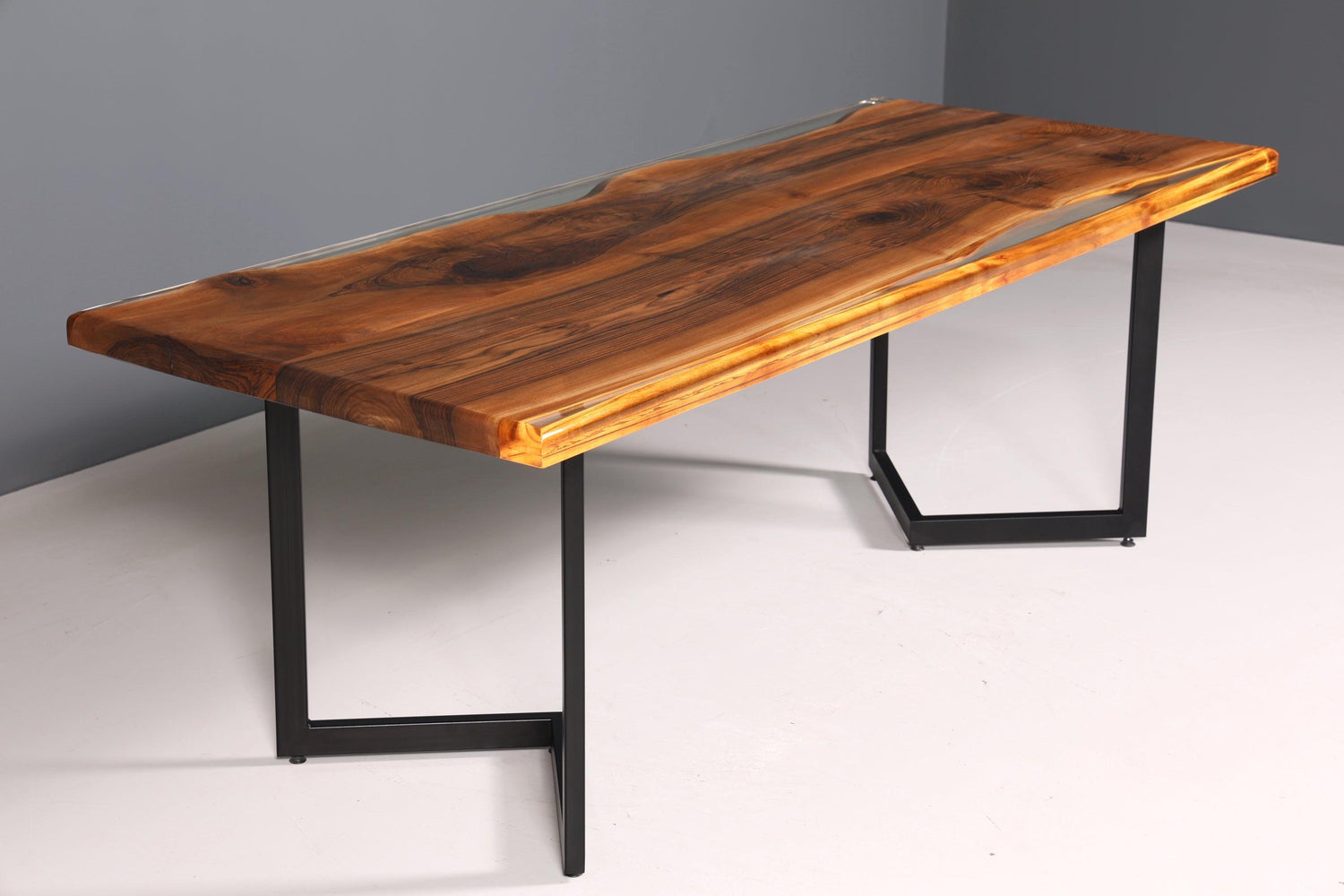 Beeindruckender Nussbaum Tisch 220cm-90cm Esszimmer Tisch Baumkanten Platte massiv Holz Küchentisch