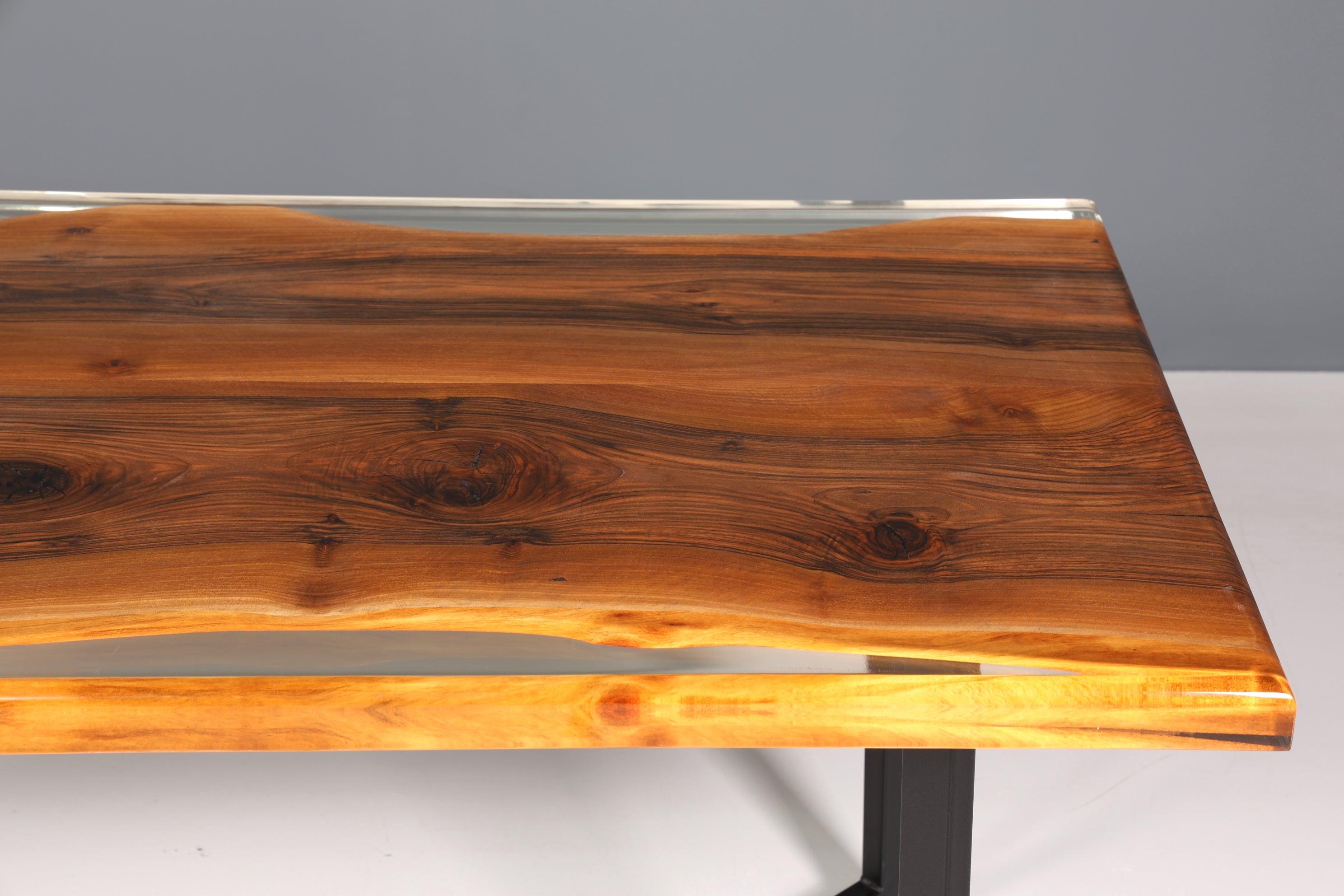 Beeindruckender Nussbaum Tisch 220cm-90cm Esszimmer Tisch Baumkanten Platte massiv Holz Küchentisch