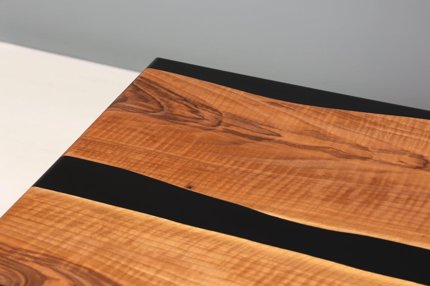 Wunderschöner Epoxidharz Tisch 220-90 cm Epoxy Schwarz Nussbaum Esszimmer Tisch massiv Holz Esstisch