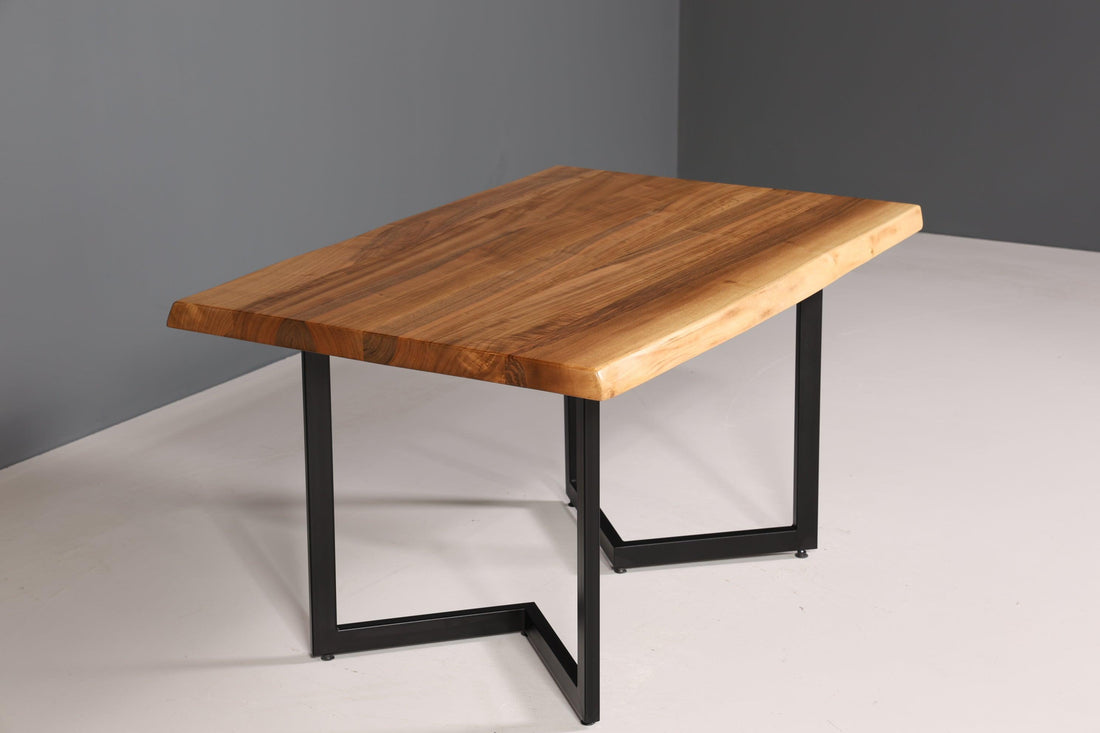 Stilvoller Nussbaum Tisch 140-90cm Esszimmer Tisch Baumkanten Platte massiv Holz Küchentisch