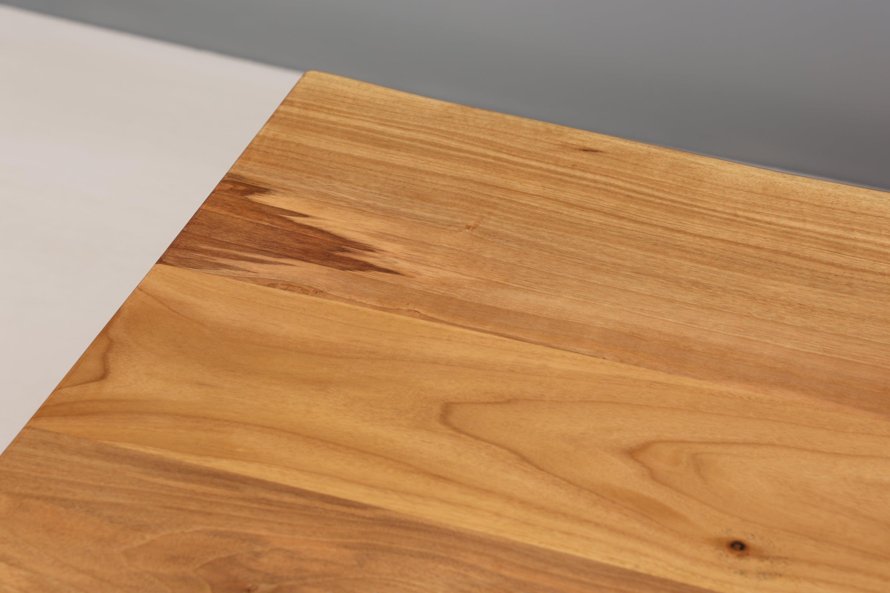 Stilvoller Nussbaum Tisch 140cm-90cm Esszimmer Tisch Baumkanten Platte massiv Holz Küchentisch