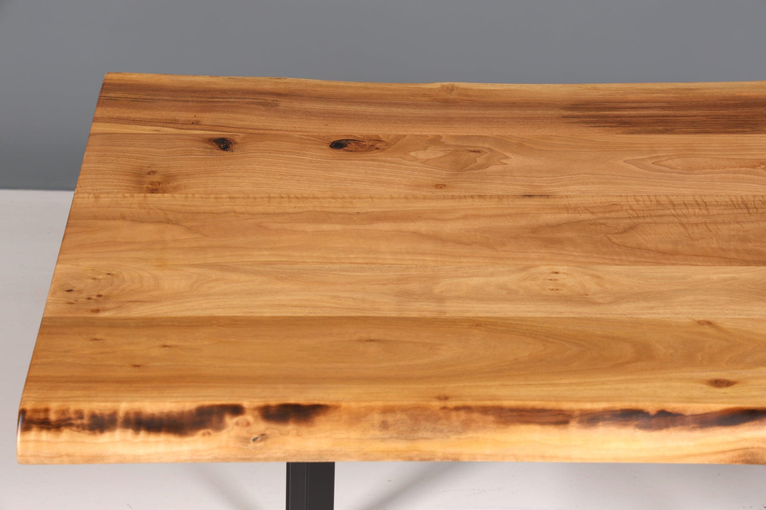 Stilvoller Nussbaum Tisch 160cm-90cm Esszimmer Tisch Baumkanten Platte massiv Holz Küchentisch