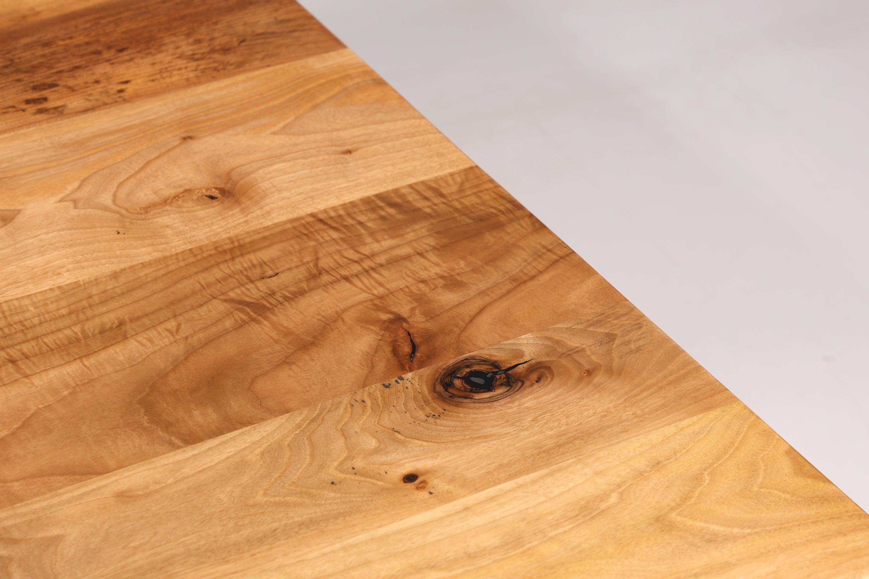 Stilvoller Nussbaum Tisch 160cm-90cm Esszimmer Tisch Baumkanten Platte massiv Holz Küchentisch