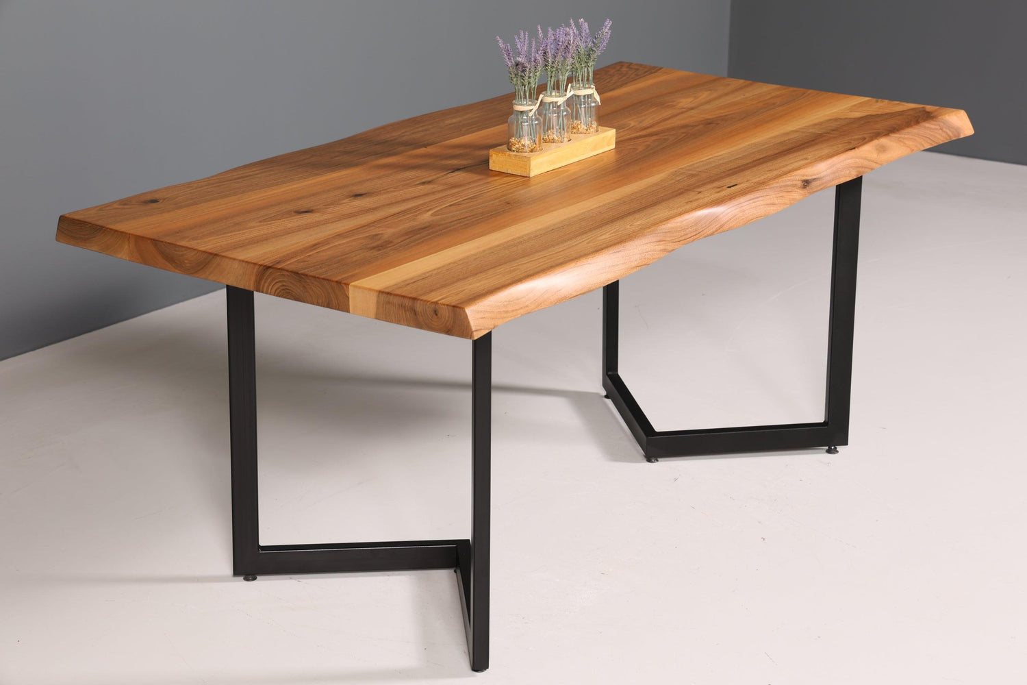 Beeindruckender Nussbaum Tisch 180cm-95cm Esszimmer Tisch Baumkanten Platte massiv Holz Küchentisch