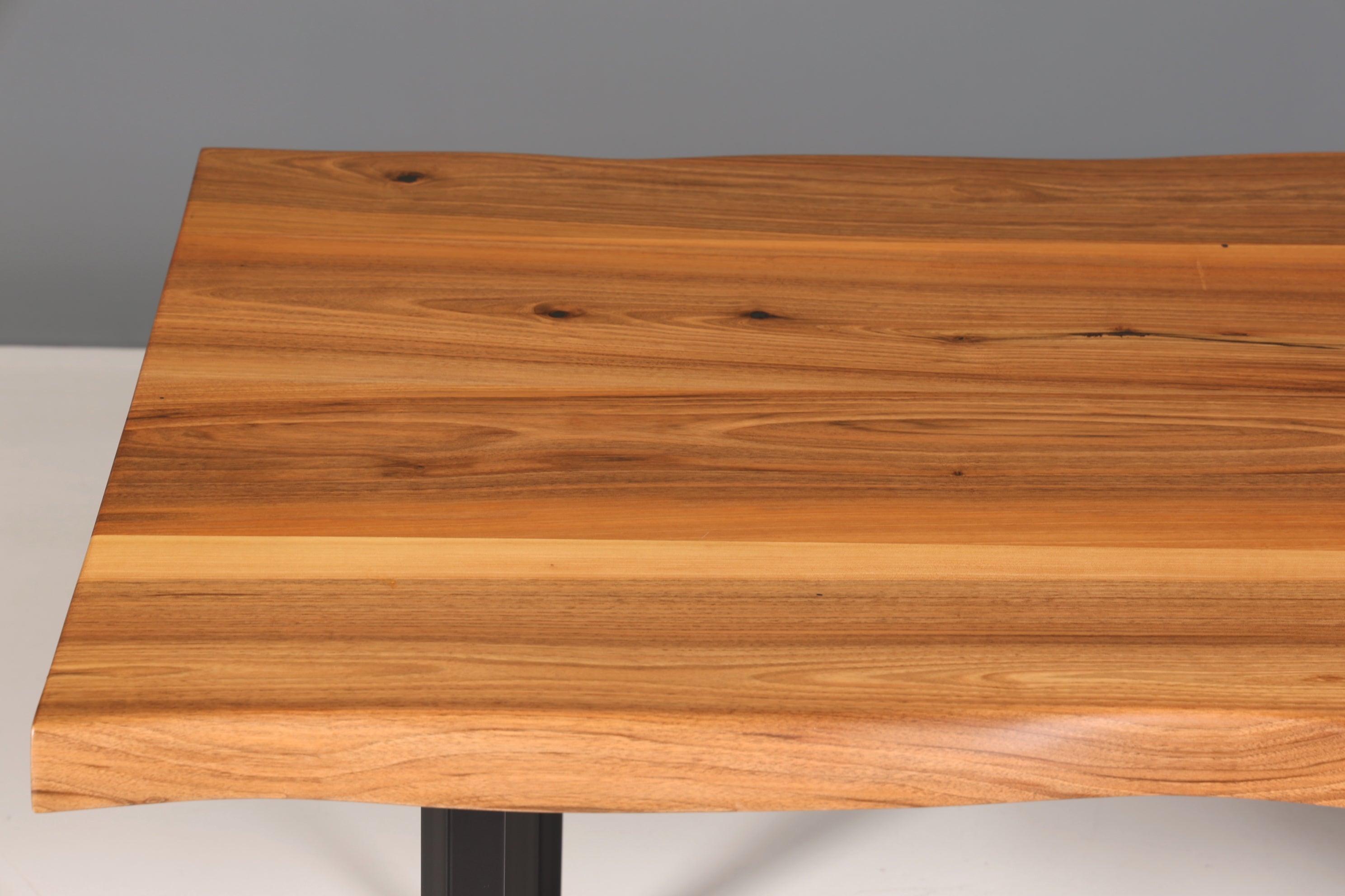 Beeindruckender Nussbaum Tisch 180cm-95cm Esszimmer Tisch Baumkanten Platte massiv Holz Küchentisch