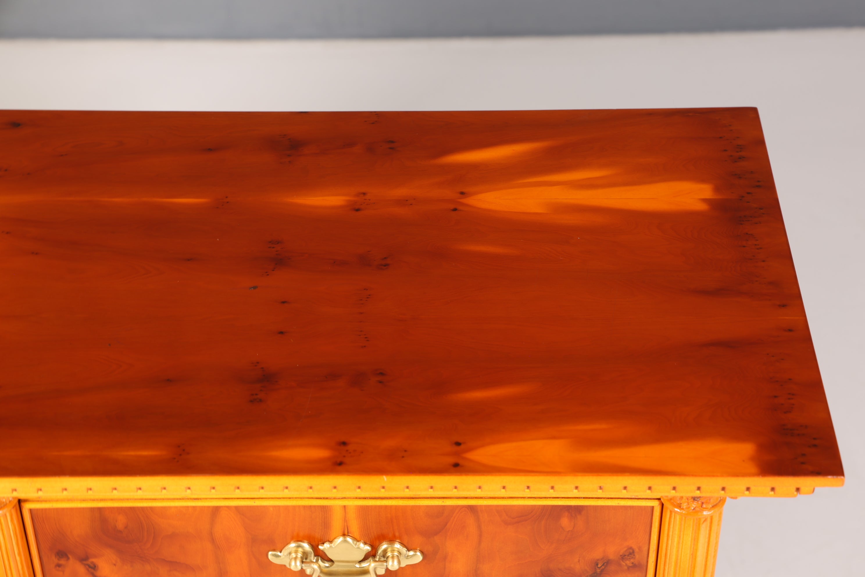 Wunderschönes Englisches Sideboard echt Holz Eibe Vitrine Antik Regal Schrank