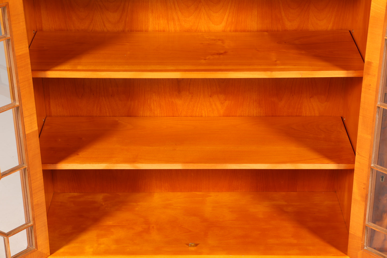 Wunderschönes Englisches Sideboard echt Holz Eibe Vitrine Antik Regal Schrank