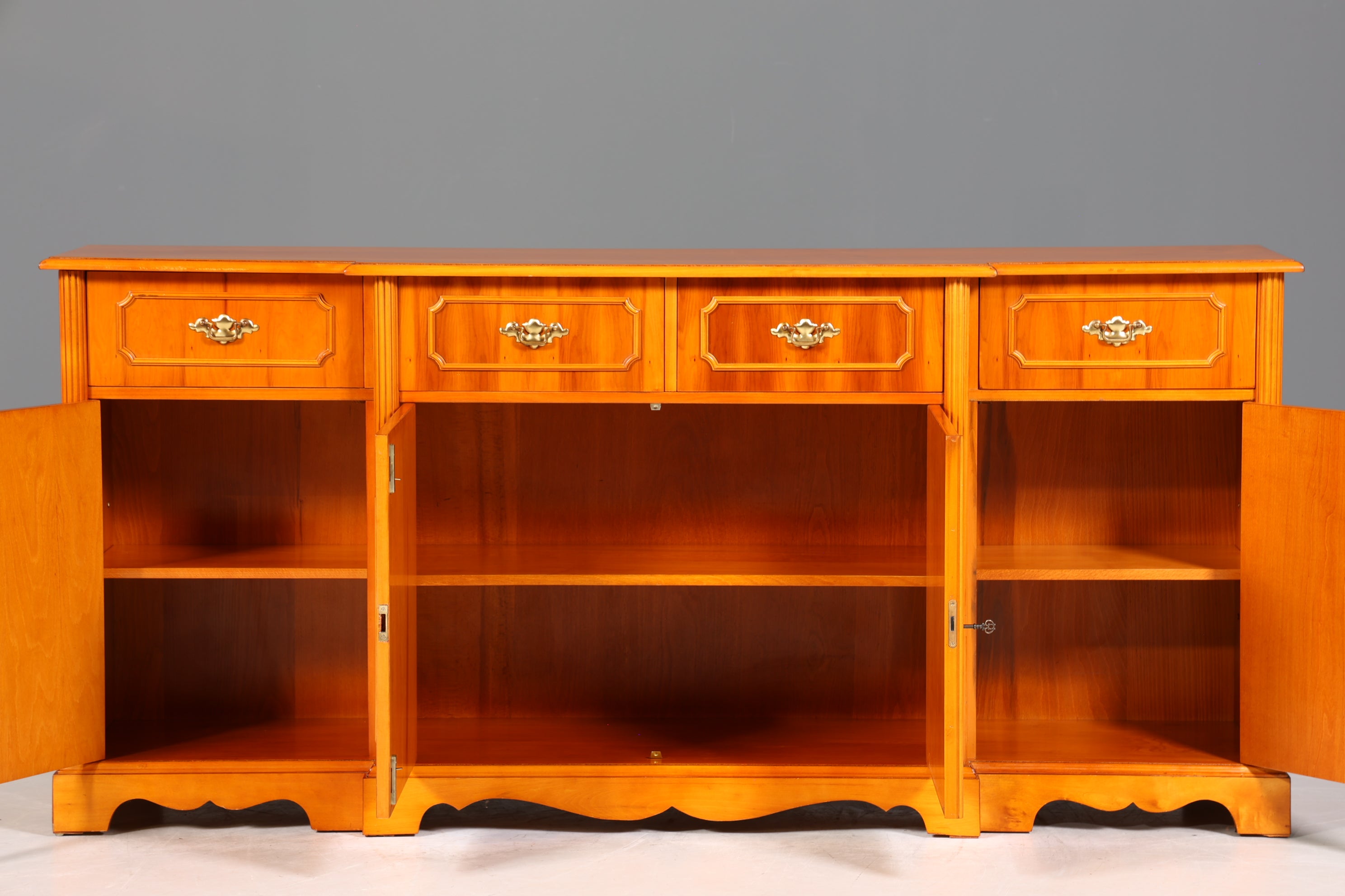 Traumhaftes Englisches Sideboard Eibe Schrank Antik Stil Buffetschrank Kommode