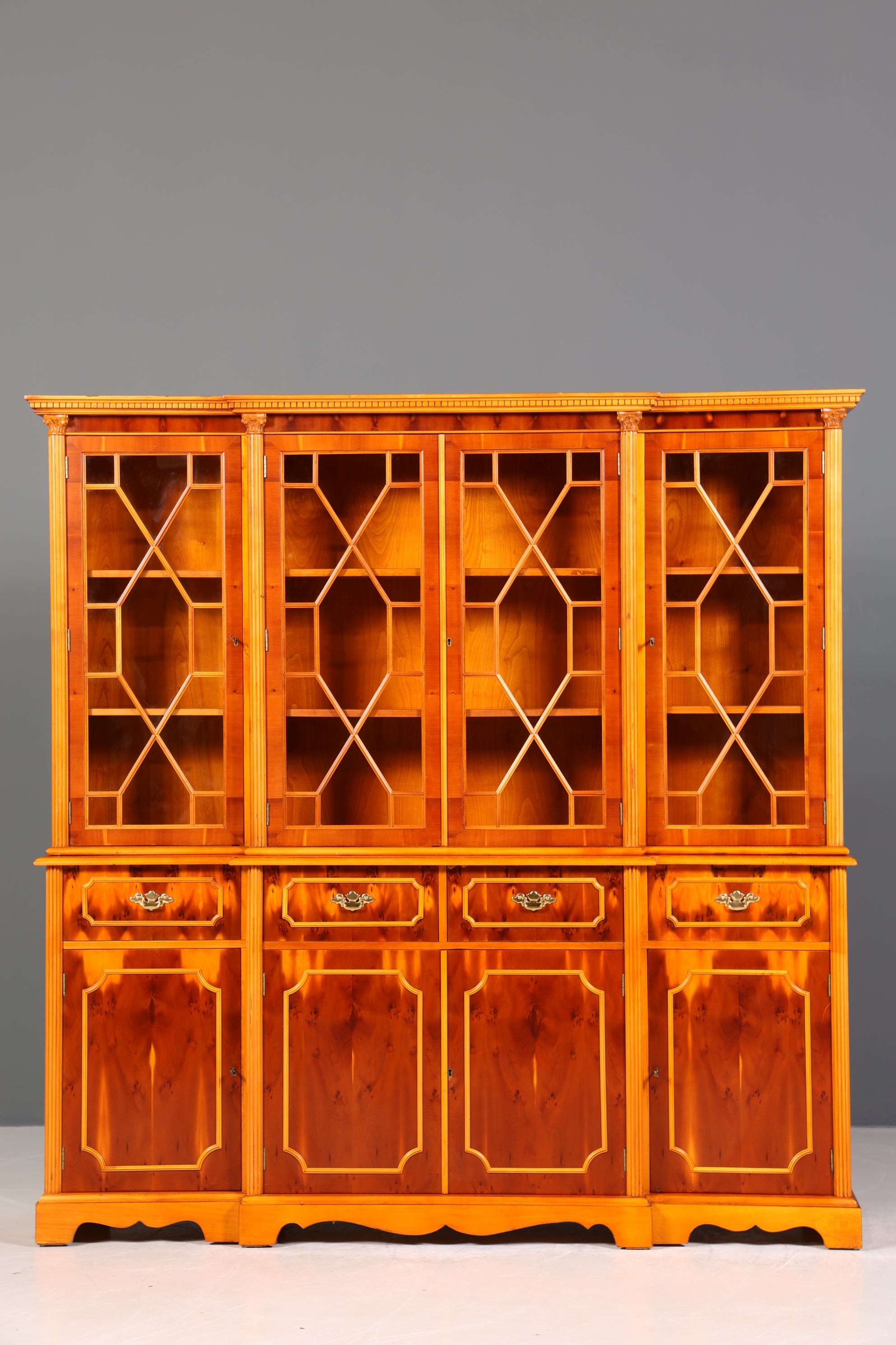 Traumhafte Englische Vitrine Bücherschrank Buffet Antik Stil Englisch Eibe Glasvitrine Bibliothek