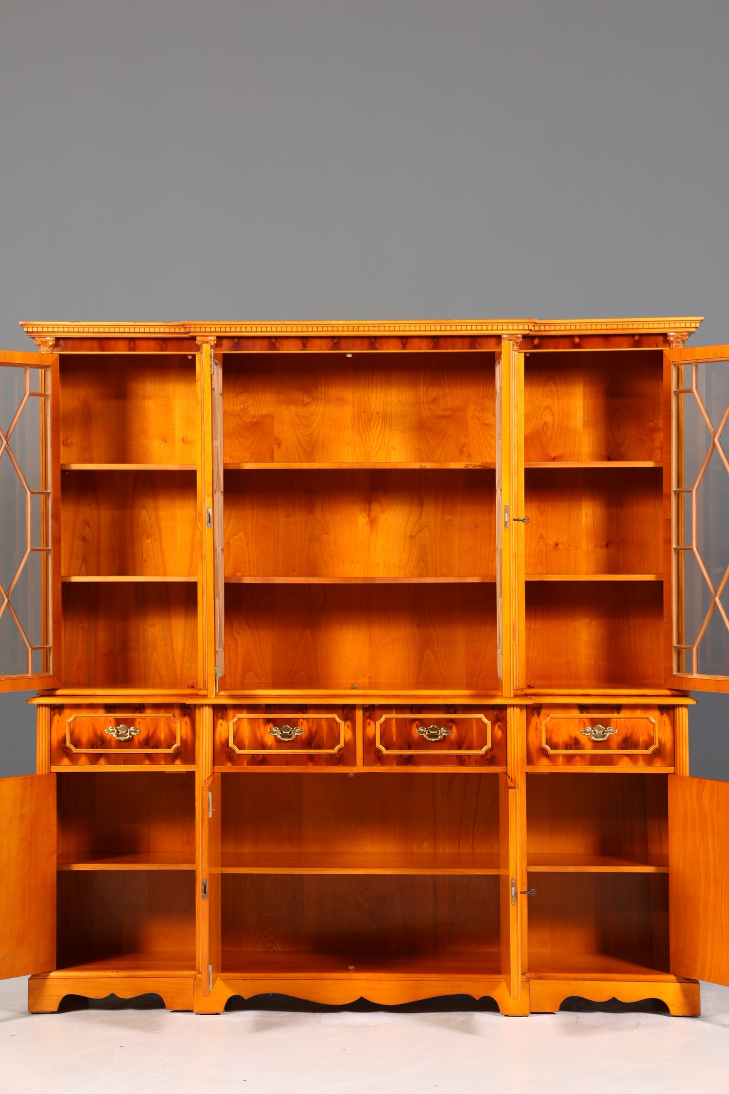 Traumhafte Englische Vitrine Bücherschrank Buffet Antik Stil Englisch Eibe Glasvitrine Bibliothek