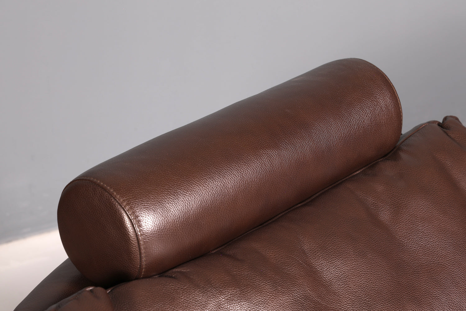 Beautiful Stressless E200 corner sofa in genuine brown leather with chaise longue, footstool, and vintage leather upholstery.