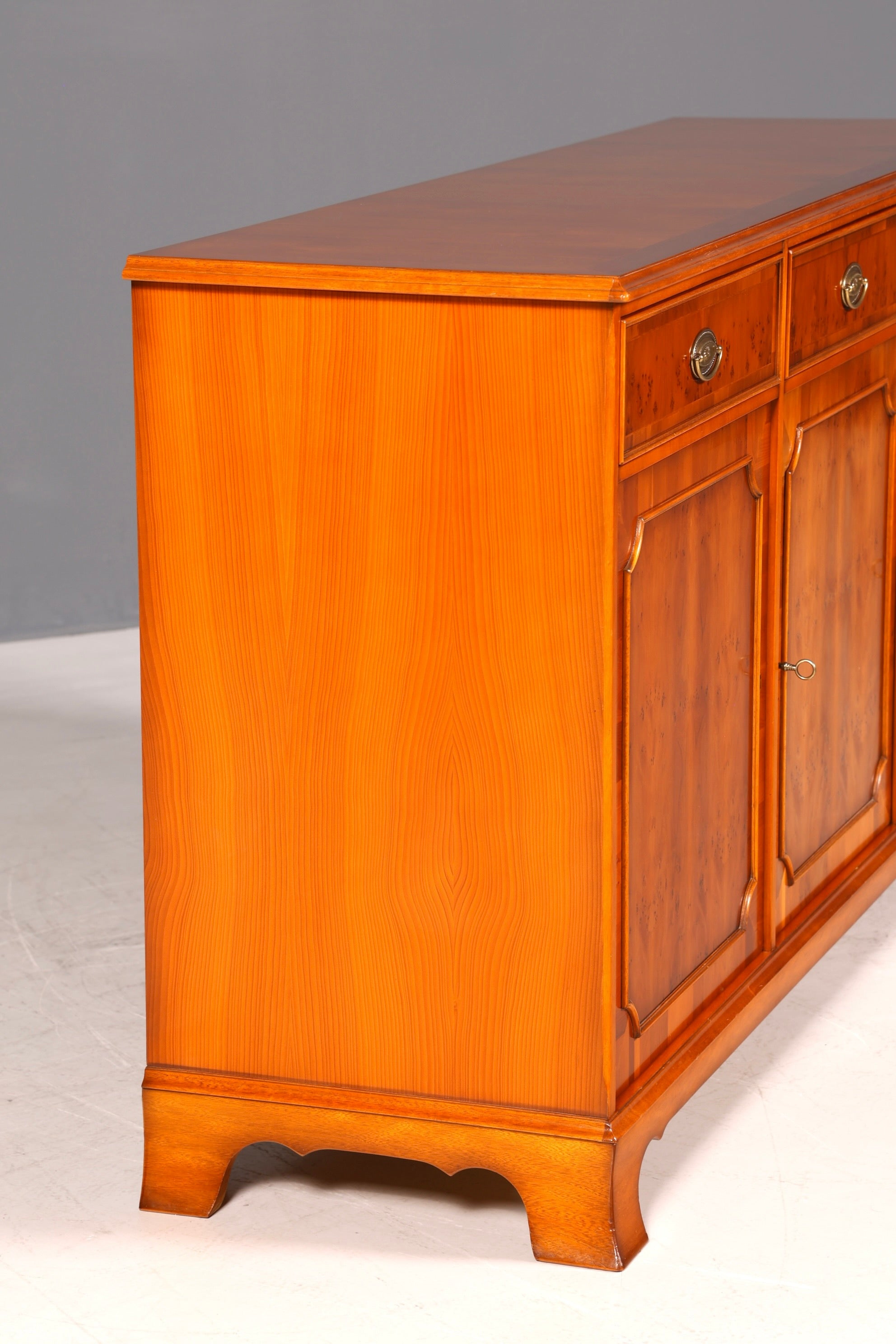 G139 Finish HELDENSE Wunderschönes Englisches Sideboard Eibe Schrank Antik Stil Buffetschrank Kommode