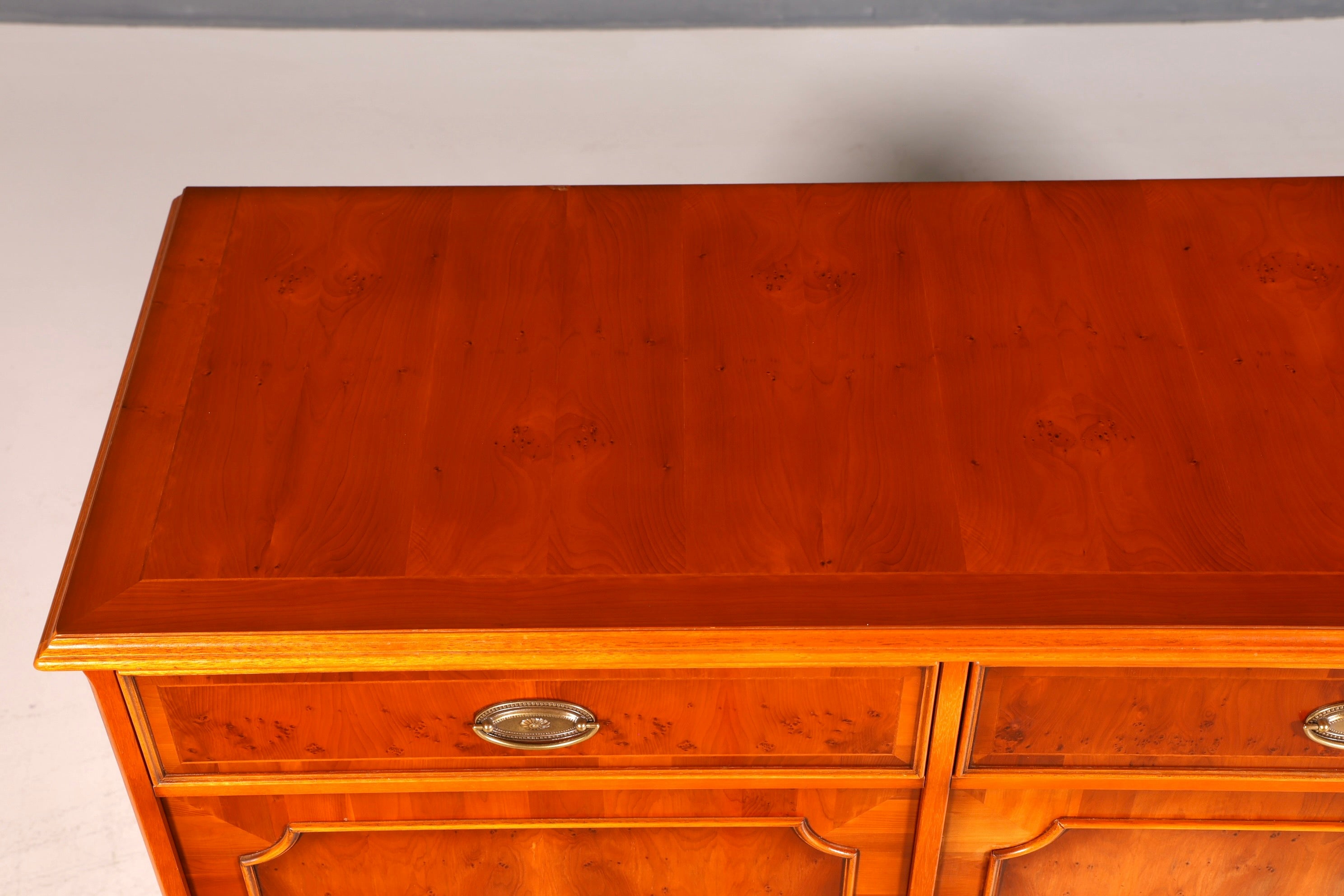 G139 Finish HELDENSE Wunderschönes Englisches Sideboard Eibe Schrank Antik Stil Buffetschrank Kommode