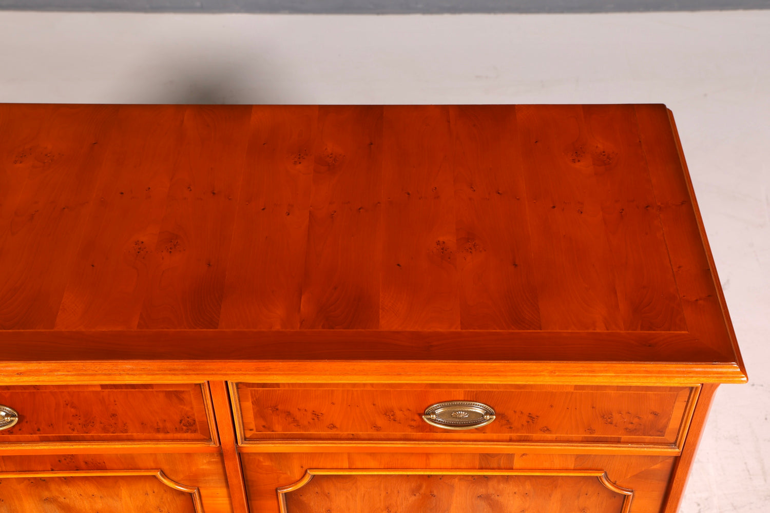 G139 Finish HELDENSE Wunderschönes Englisches Sideboard Eibe Schrank Antik Stil Buffetschrank Kommode