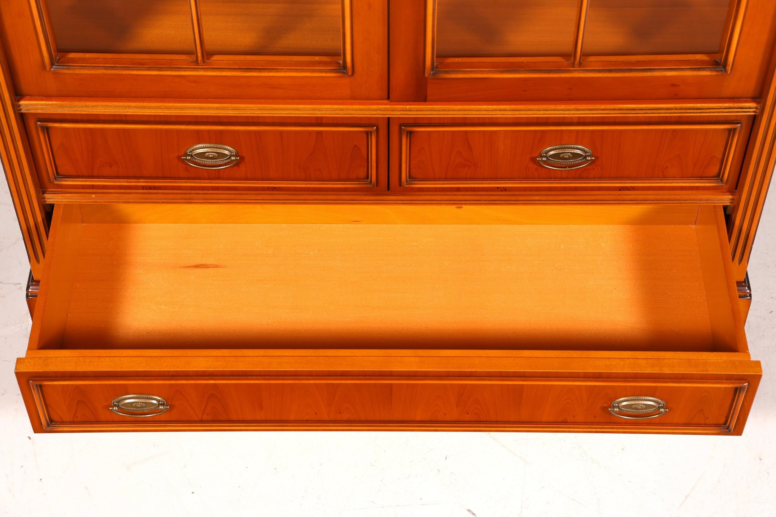 Wunderschöne Englische Vitrine Eibe Bücherschrank Buffet Antik Stil Glasvitrine