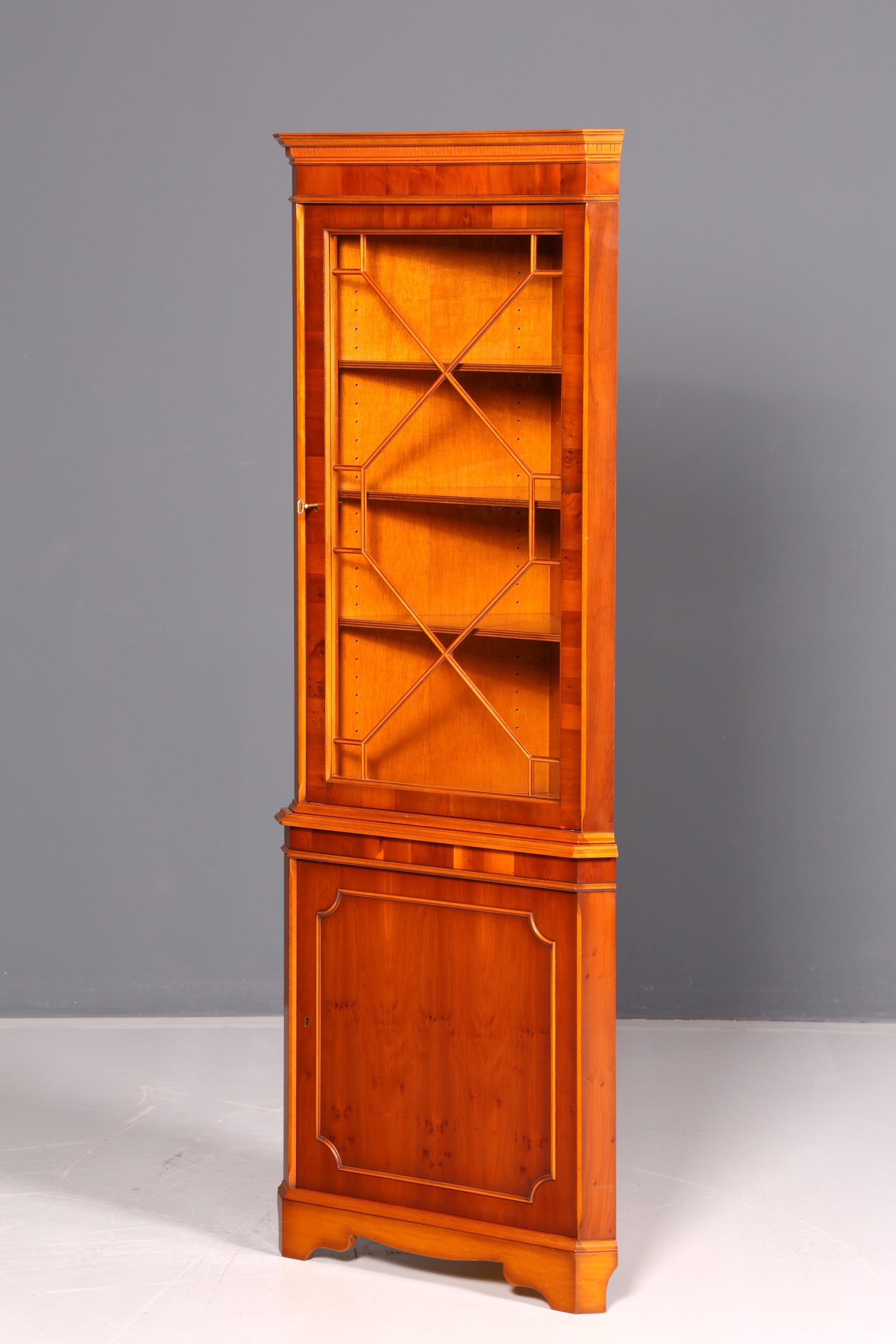 Wunderschöne Englische Eckvitrine Eibe Eckschrank Glasvitrine Vitrine Antik Echt Holz Vintage